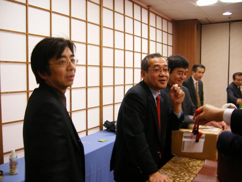 DSCF1475.JPG -  
石垣勤・黒田正彦・中原祥雅
 
 
 
　このイベントの中心人物の三人。 
　石垣は私の一番弟子。香港～北京ラリーで日下部保雄／三好正巳チームのマネージャーとして伴走車で全コースを走った。 
　黒田はダイハツチームファクトリーナビ。ナビ組合？のボス。
 
 