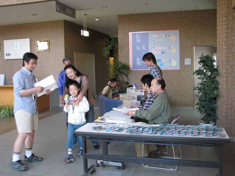 IMG_1501.JPG - エントラントが受付を済ませていきます。